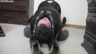 Sexy Sits & Scissors - Lady Ashley - Scissorhold In Black PVC Bodysuit