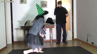 Female bondage rigger traps male