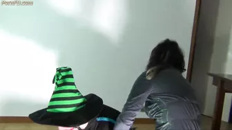 Female bondage rigger traps male