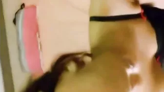 Petite pipe avec ejac faciale