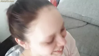 SCHLAMPE LUTSCHT MEINEN SCHWANZ