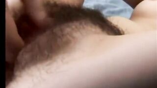 Jolie brunette poilue qui se mastrube la chatte